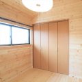 屋根の形が特徴的な二階建ての収納｜行方市の注文住宅,ログハウスのような低価格住宅を建てるならエイ・ワン