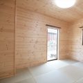 屋根の形が特徴的な二階建ての和室｜行方市の注文住宅,ログハウスのような低価格住宅を建てるならエイ・ワン