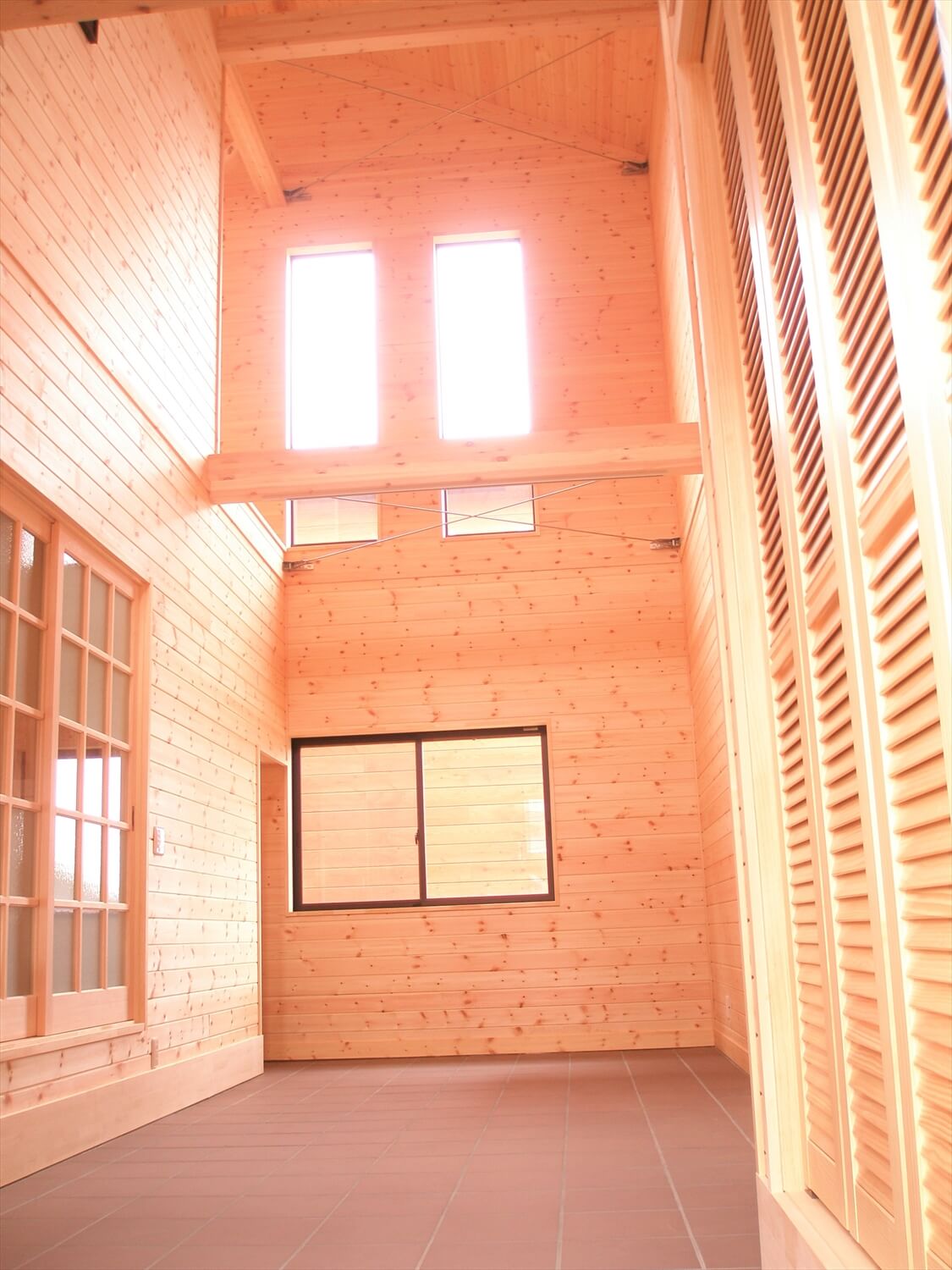 小屋裏空間と組み合わせた梁見せ天井
