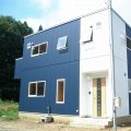 キューブ型の二階建ての外観正面｜笠間市の注文住宅,ログハウスのような低価格住宅を建てるならエイ・ワン