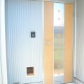 ペットドアのある平屋の玄関｜上野原市の注文住宅,ログハウスのような低価格住宅を建てるならエイ・ワン