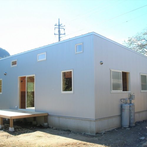 ペットドアのある平屋の外観｜上野原市の注文住宅,ログハウスのような低価格住宅を建てるならエイ・ワン