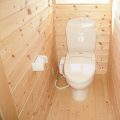 ペットドアのある平屋のトイレ｜上野原市の注文住宅,ログハウスのような低価格住宅を建てるならエイ・ワン