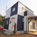 白と紺のキューブ型二階建ての外観斜め｜行方市の注文住宅,ログハウスのような低価格住宅を建てるならエイ・ワン