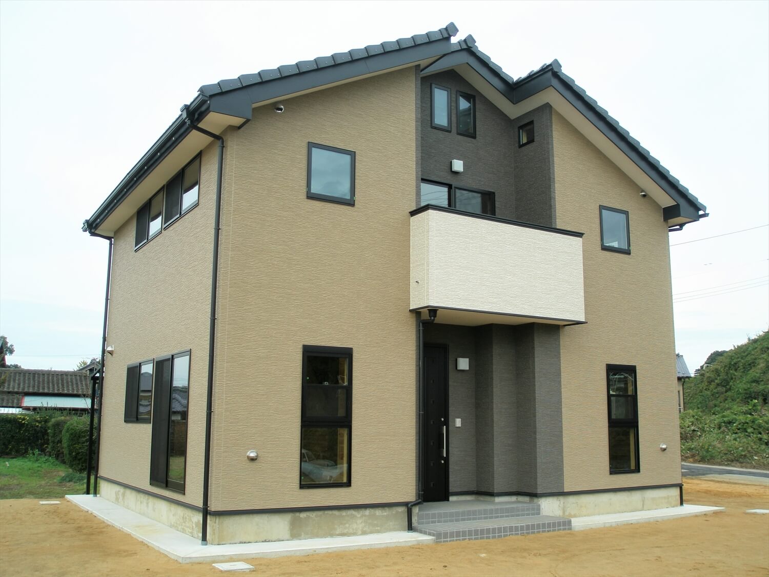 モダンな瓦屋根の二階建ての外観｜行方市の注文住宅,ログハウスのような低価格住宅を建てるならエイ・ワン