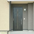 モダンな瓦屋根の二階建ての玄関｜行方市の注文住宅,ログハウスのような低価格住宅を建てるならエイ・ワン