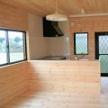 モダンな瓦屋根の二階建てのキッチン｜行方市の注文住宅,ログハウスのような低価格住宅を建てるならエイ・ワン