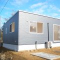 木のぬくもりを足で感じる平屋の外観裏｜行方市の注文住宅,ログハウスのような低価格住宅を建てるならエイ・ワン