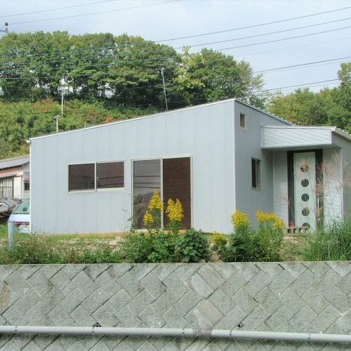 ウッドデッキ付き平屋の外観｜伊豆市の注文住宅,ログハウスのような低価格住宅を建てるならエイ・ワン