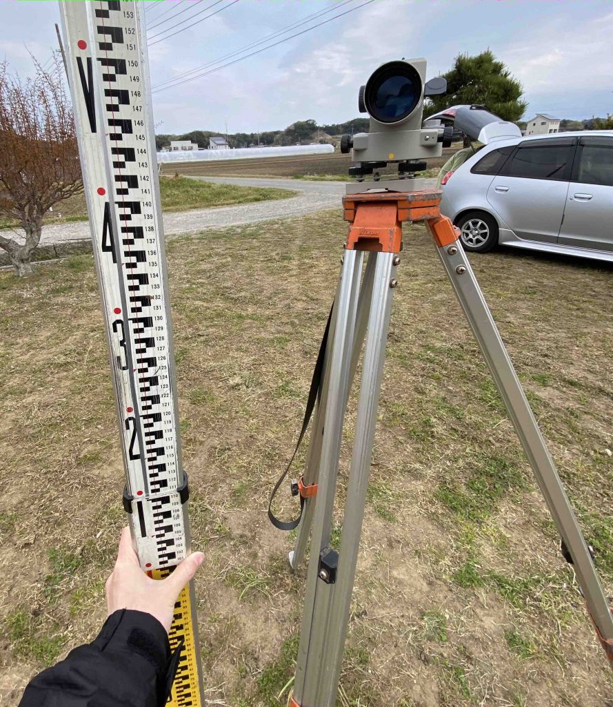 土地の高低差を調べる器具