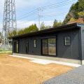 ブラックとホワイトの平屋の外観斜め｜鉾田市の注文住宅,ログハウスのような木の家を低価格で建てるならエイ・ワン