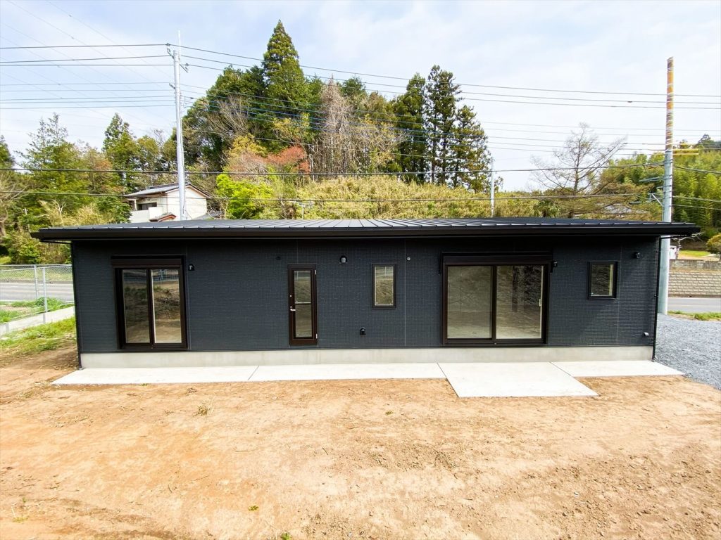 ブラックとホワイトの平屋の外観横｜鉾田市の注文住宅,ログハウスのような木の家を低価格で建てるならエイ・ワン