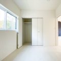 ブラックとホワイトの平屋の部屋｜鉾田市の注文住宅,ログハウスのような木の家を低価格で建てるならエイ・ワン