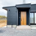 ブラックとホワイトの平屋の玄関ポーチ｜鉾田市の注文住宅,ログハウスのような木の家を低価格で建てるならエイ・ワン