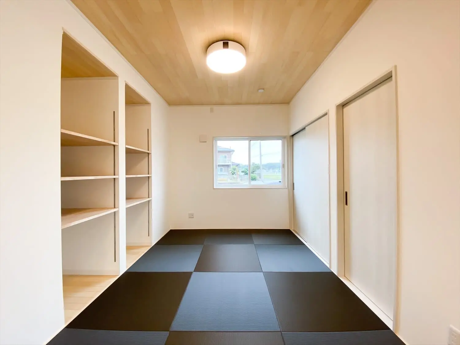 行方市の二階建て ヒバ無垢材の魅力あふれる住まい