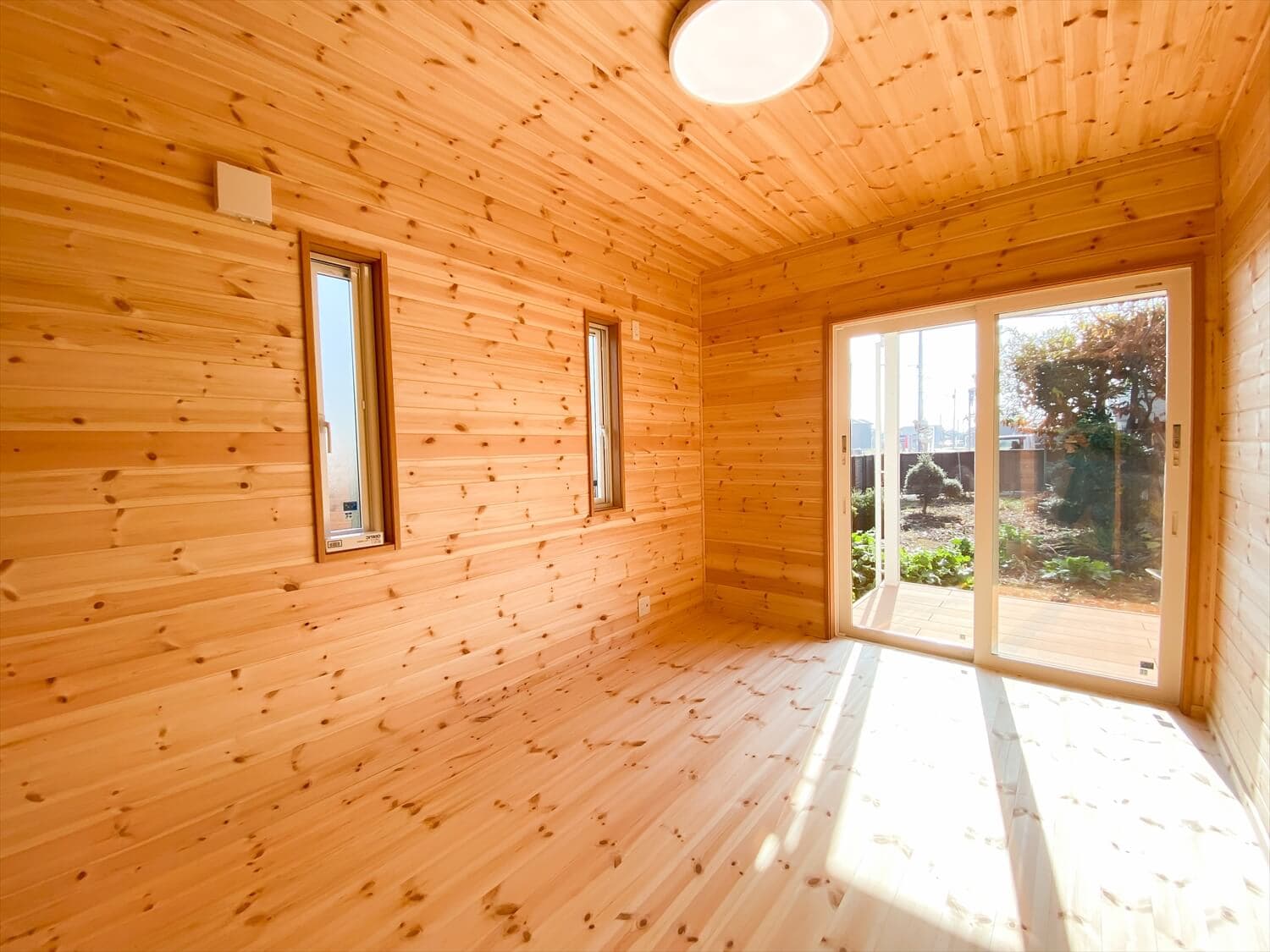 カリフォルニア風サーファーズハウスの平屋の居室｜つくばみらい市の注文住宅,ログハウスのような木の家を低価格で建てるならエイ・ワン