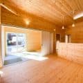 プライベートを尊重した平屋のリビング｜鉾田市の注文住宅,ログハウスのような木の家を低価格で建てるならエイ・ワン