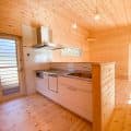 プライベートを尊重した平屋のキッチン｜鉾田市の注文住宅,ログハウスのような木の家を低価格で建てるならエイ・ワン