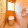 プライベートを尊重した平屋のトイレ｜鉾田市の注文住宅,ログハウスのような木の家を低価格で建てるならエイ・ワン
