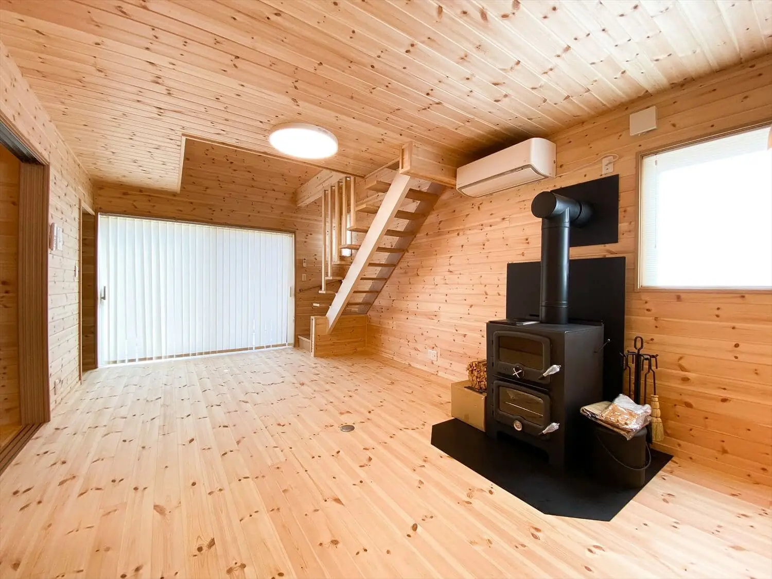 利根町の二階建て 薪ストーブと暮らすログハウス風住宅