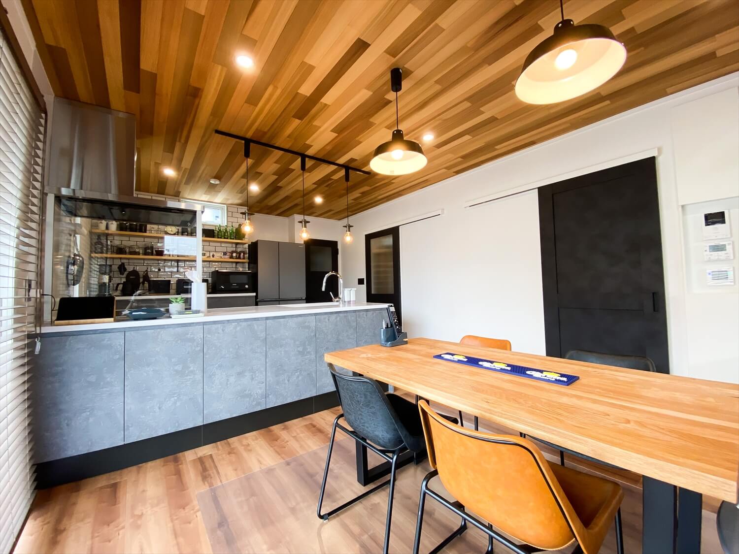 石岡市の二階建て｜性能とデザインを追い求めたZEH仕様のクールな二階建てダイニングキッチン