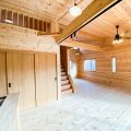 住宅街に建つログハウス風の平屋のリビング｜つくば市の注文住宅,ログハウスのような木の家を低価格で建てるならエイ・ワン