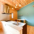 住宅街に建つログハウス風の平屋のキッチン｜つくば市の注文住宅,ログハウスのような木の家を低価格で建てるならエイ・ワン