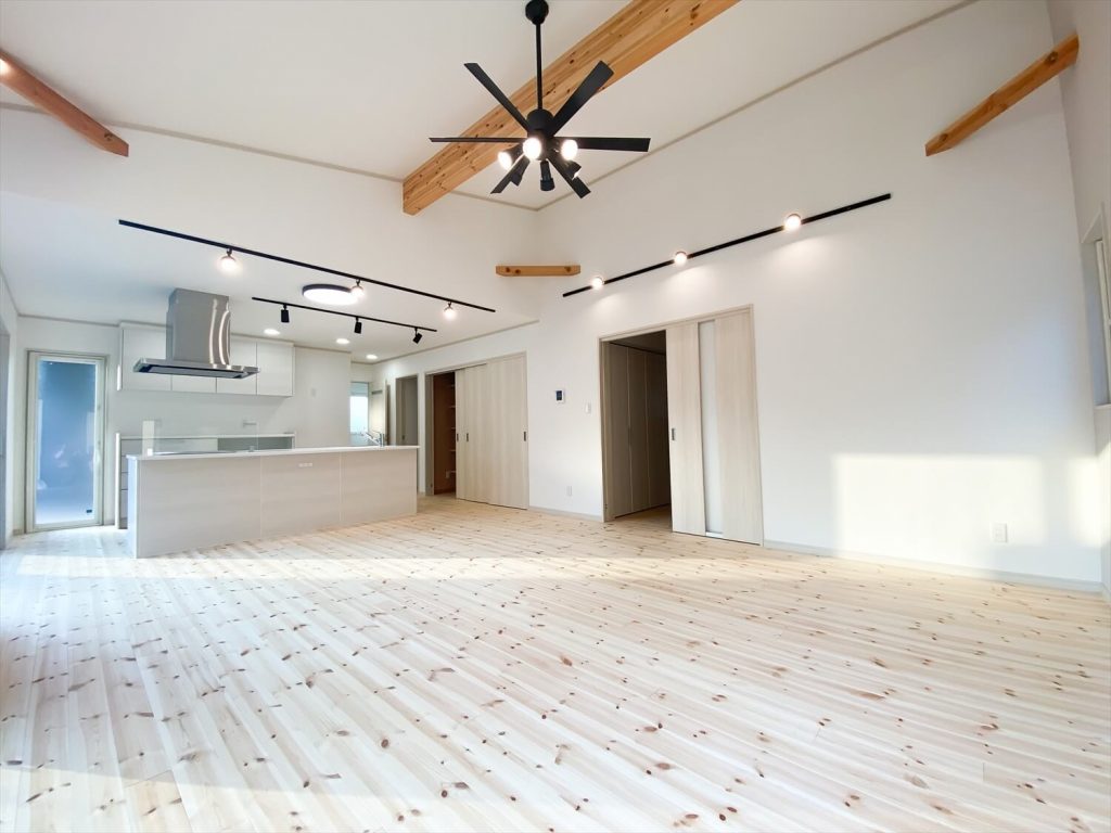 回遊動線をとりいれた暮らしやすい平屋のLDK|鉾田市の注文住宅,ログハウスのような木の家を低価格で建てるならエイ・ワン