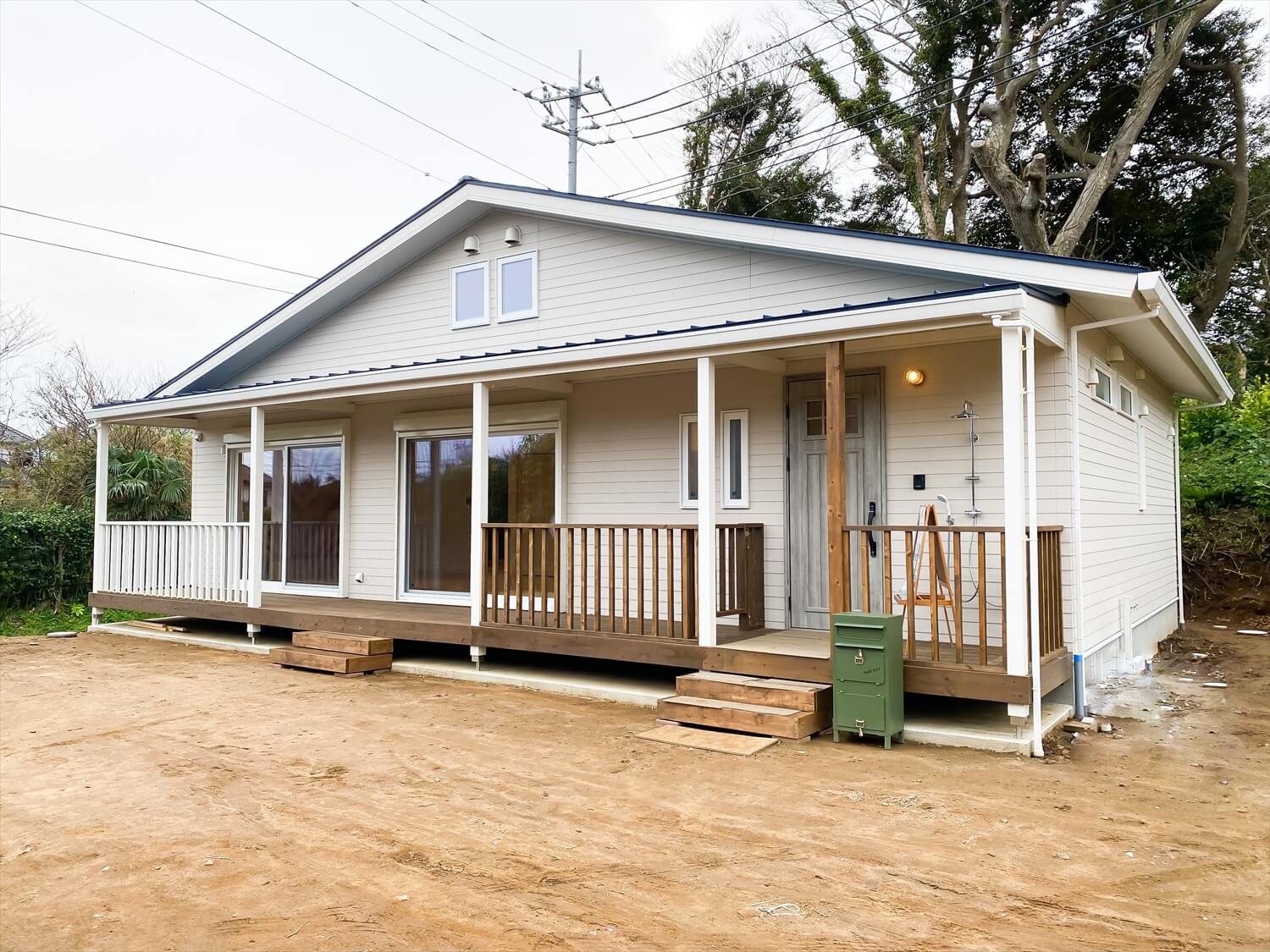 アクセントウォール・クロス映えるカリフォルニア風デザインの平屋の外観｜鉾田市の注文住宅,ログハウスのような木の家を低価格で建てるならエイ・ワン