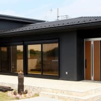ログハウスのような木の家を低価格で建てるエイ・ワンの家族が集まる居心地の良いリビング