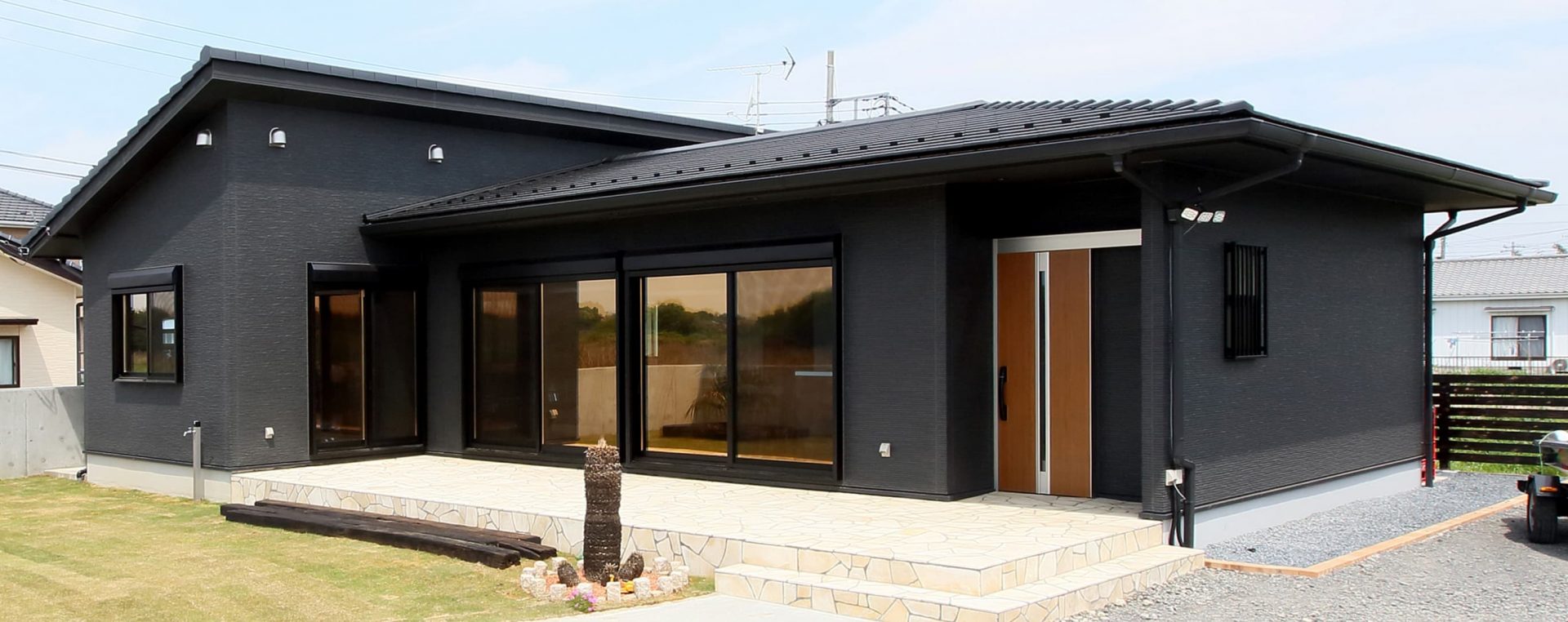 ログハウスのような木の家を低価格で建てるエイ・ワンの家族が集まる居心地の良いリビング