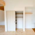 空間を縦にも有効活用。スキップフロア・小屋裏収納のある平屋のLDK収納｜行方市の注文住宅,ログハウスのような木の家を低価格で建てるならエイ・ワン