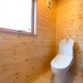 トイレ｜土地形状に合わせた遊び心満載のログハウス風平屋