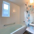 浴室｜土地形状に合わせた遊び心満載のログハウス風平屋