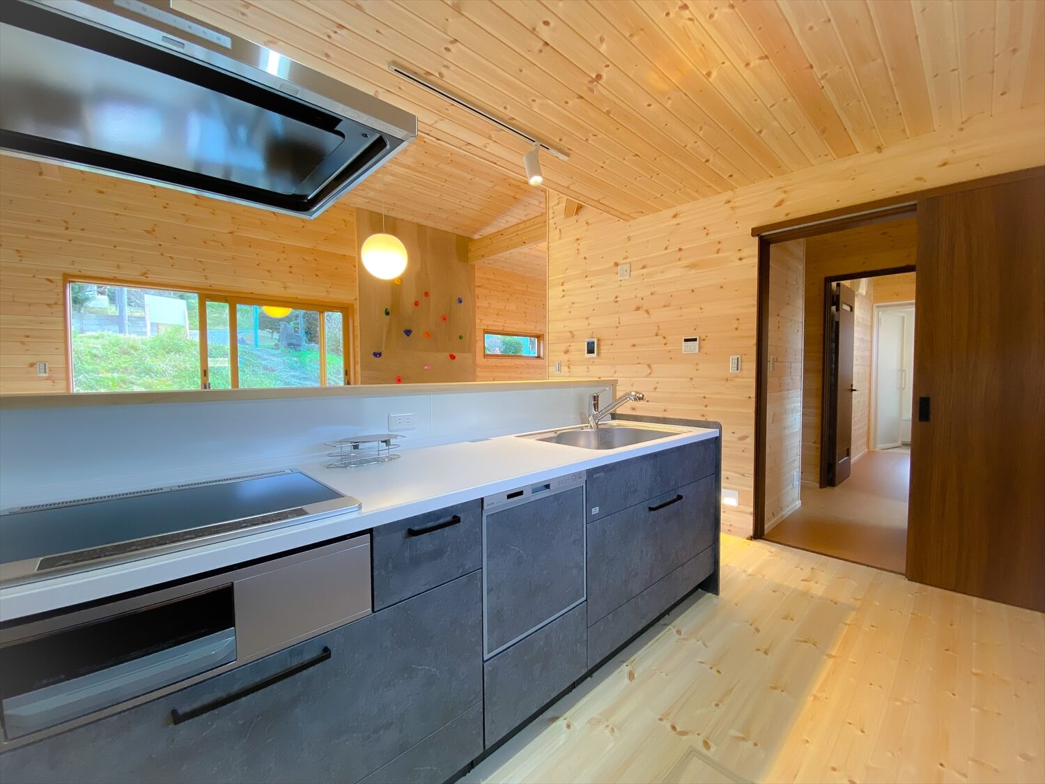 キッチンから洗面所への動線｜土地形状に合わせた遊び心満載のログハウス風平屋