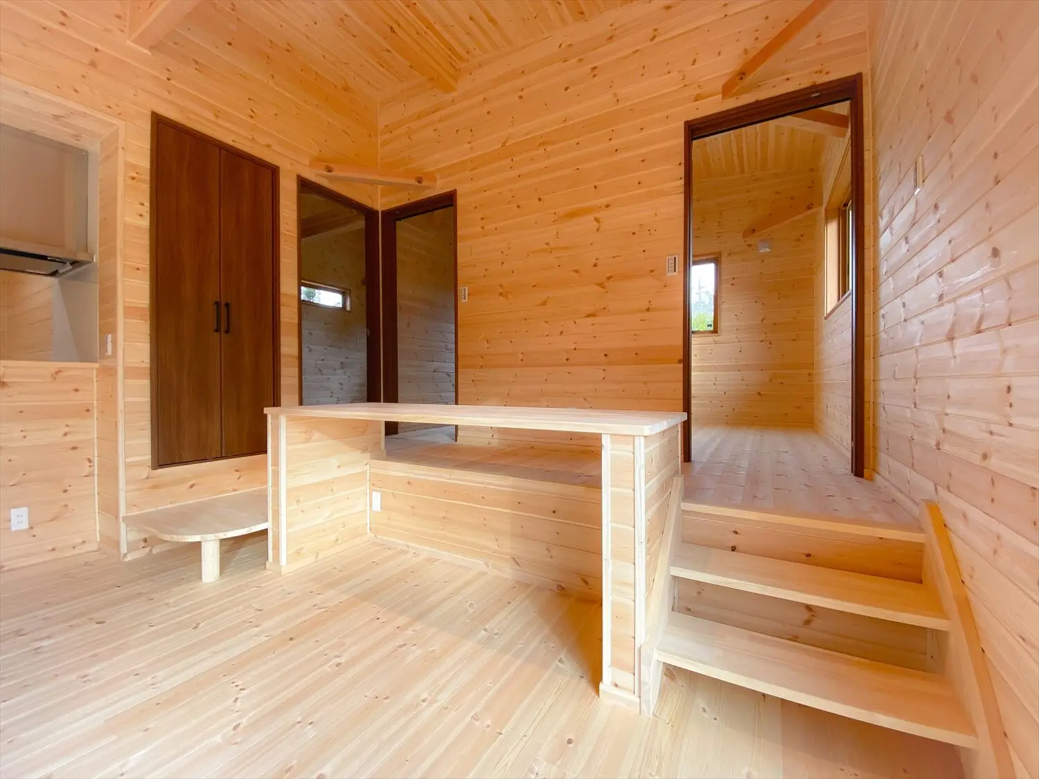 行方市の平屋 土地形状に合わせた遊び心満載のログハウス風平屋