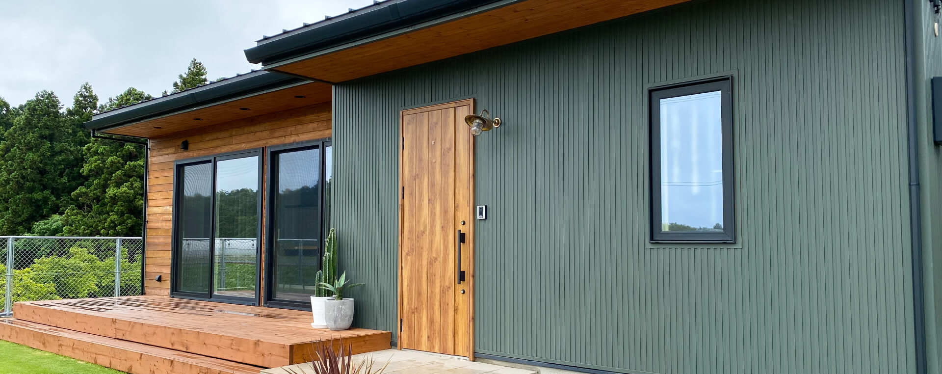 ログハウスのような木の家を低価格で建てるエイ・ワンの家族が集まる居心地の良いリビング