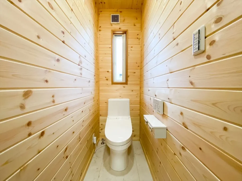 板張りのトイレ