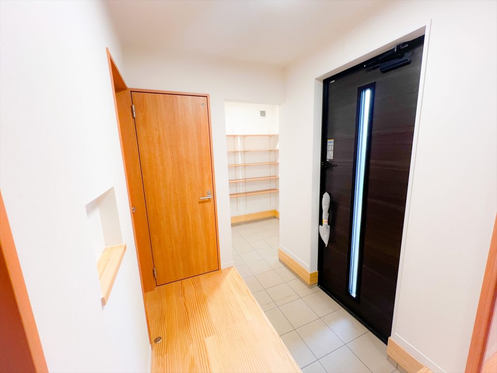 30.05坪の4LDK平屋間取り事例　玄関