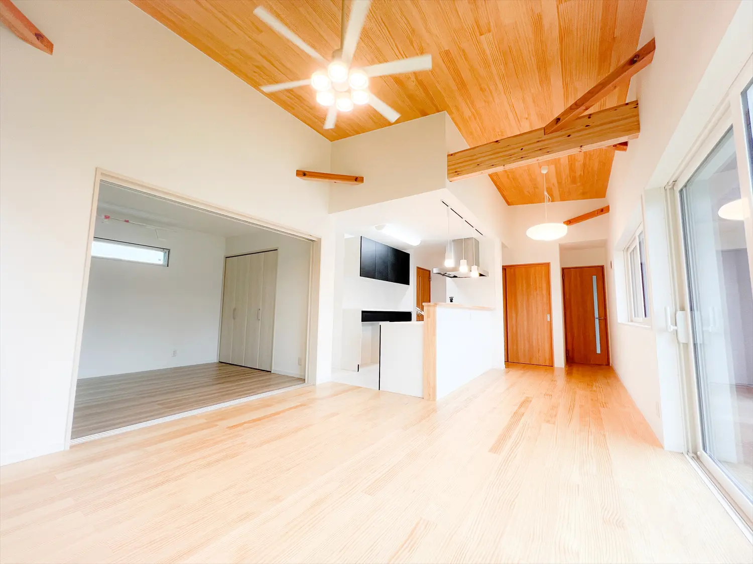 太陽光ソーラーと蓄電池を備えた無垢材の平屋｜笠間市の平屋 | A-1