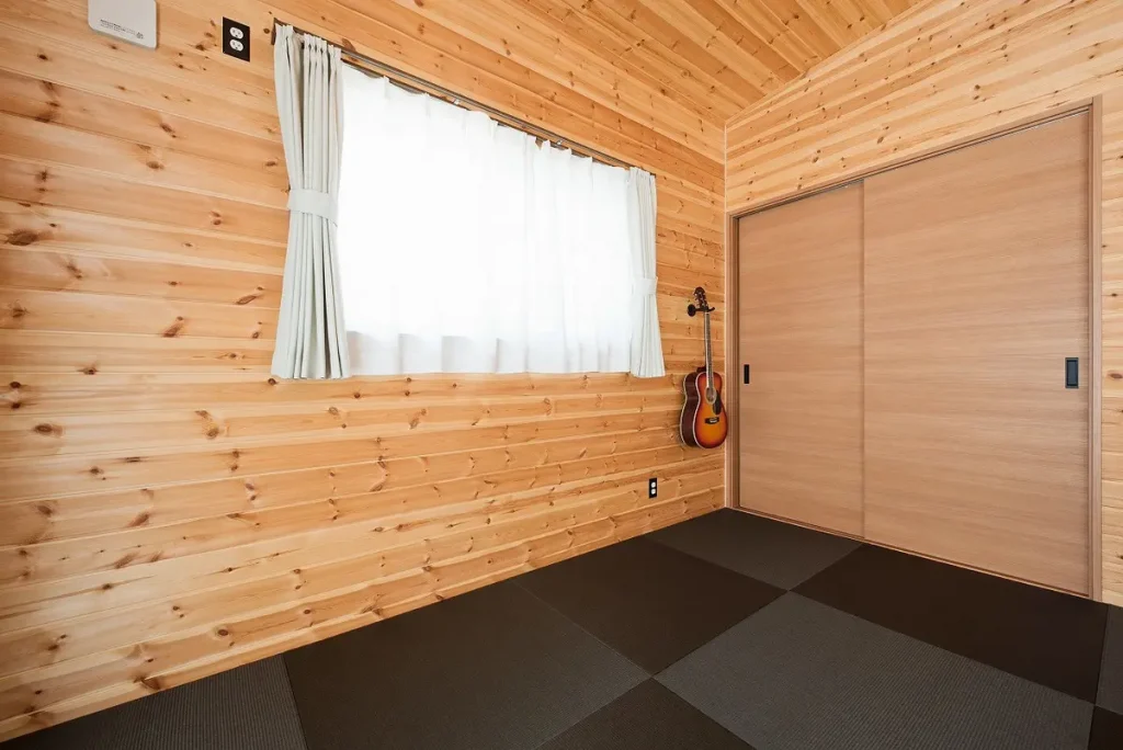 板張り壁の寝室