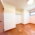 洋室｜収納◎パントリー付きガルバ外壁の平屋