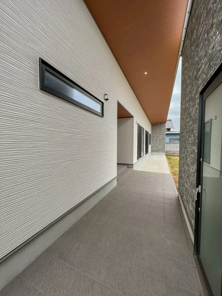 平屋, ガレージハウス, アイランドキッチン 水戸市の平屋｜ワンランク上の、上質なくらし。洗練されたホテルスタイルの平屋＋ガレージ棟