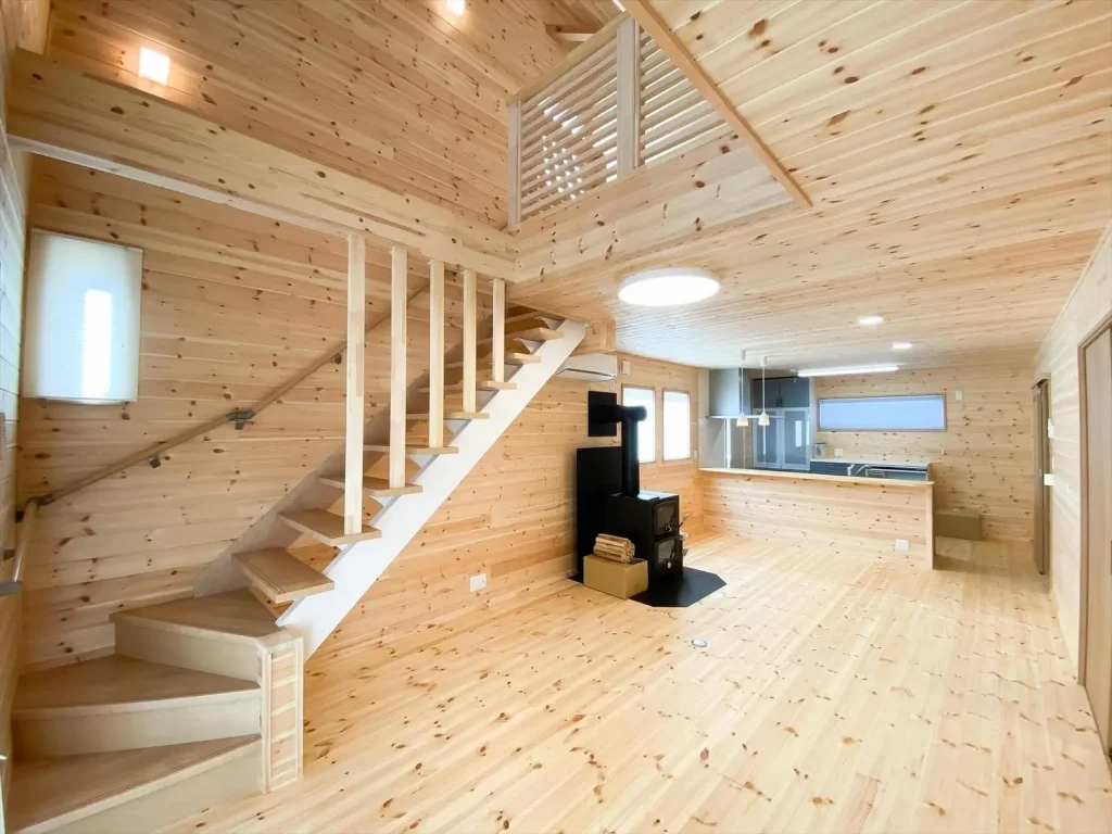 利根町の二階建て｜薪ストーブと暮らすログハウス風住宅
