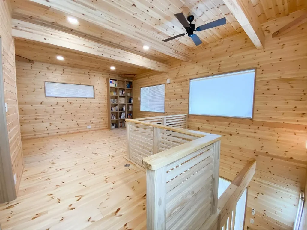 利根町の二階建て｜薪ストーブと暮らすログハウス風住宅