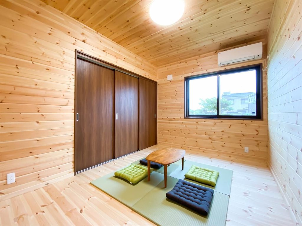 ログハウス風住宅, 平屋 取手市の平屋｜両開き玄関ドア+広々土間スペースのログハウス風平屋