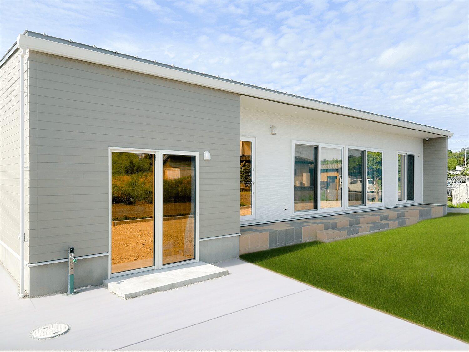 タイルデッキを設け、外観のアクセントとなる平屋の佇まい