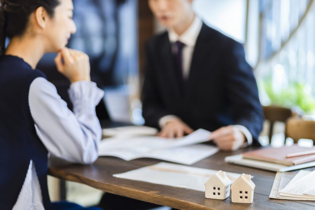 平屋をやめたほうがいいか相談する女性