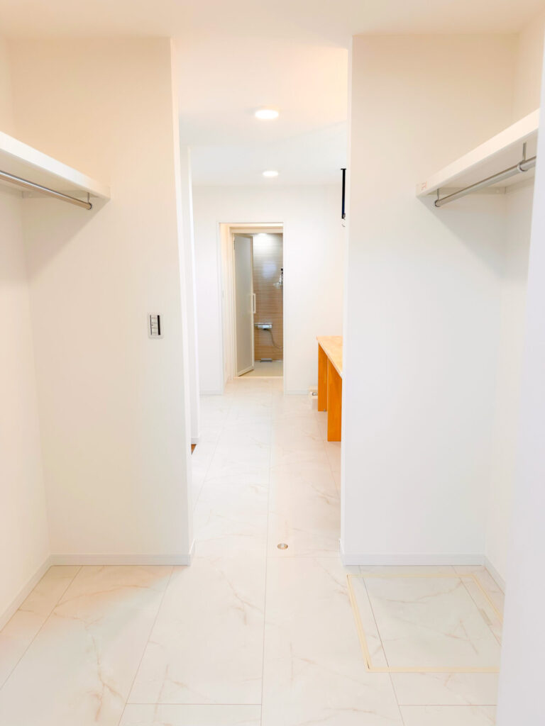 家事動線の良いファミリークロークとランドリールーム