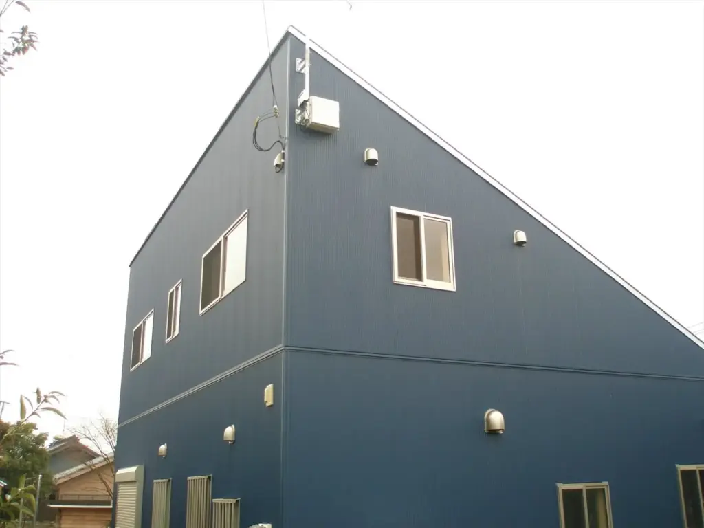 高崎市の二階建て|片流れ屋根の紺色住宅